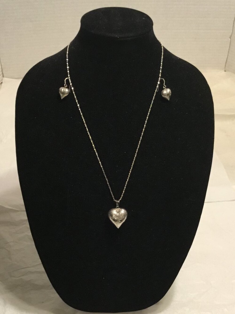 Vintage & very gorgeous sterling silver etched heart necklace & earrings set